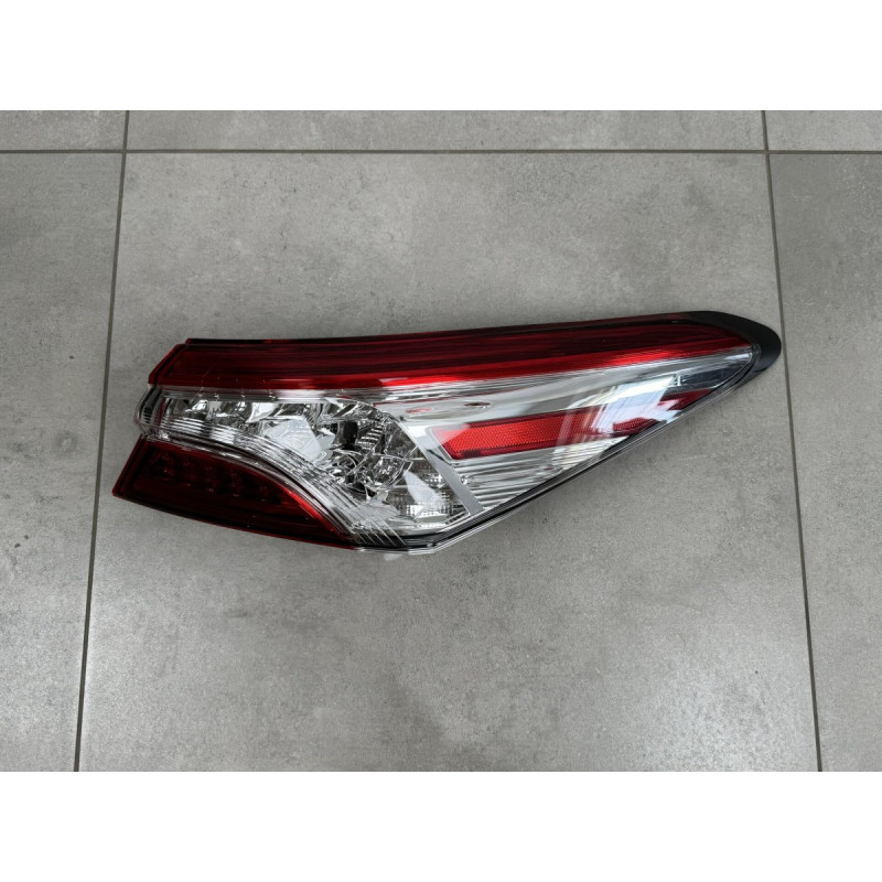 Задній ліхтар зовнішній правий FULL LED Toyota Camry 70 USA XLE XSE 2017-2020 1шт.